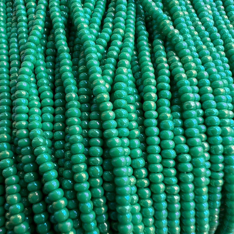 11/0 GREEN OPAQUE IRIS SEED BEADS